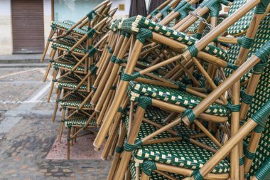 Çalışma gününe başlamadan önce sandalyeler bir barın girişine dizilmişti.. 