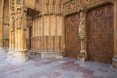 İspanya 'daki Leon Katedrali' nin cephesi.