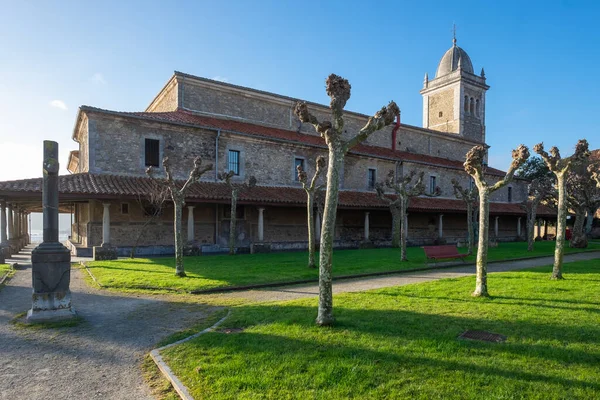 Kostel Santa Maria ve městě Luanco, v Asturii — Stock fotografie