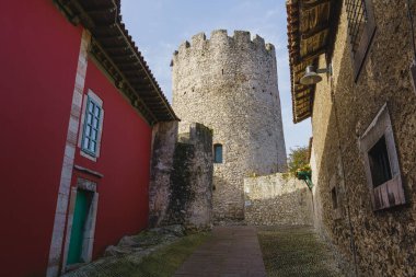 İspanya 'nın Asturias kentindeki Llanes şehrindeki Ortaçağ Kulesi 