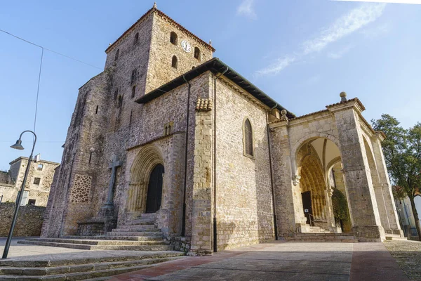Chiesa di Nostra Signora di Conceyu nella città di Llanes, nelle Asturie, Spagna. — Foto Stock