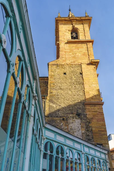 アストゥリアス州オビエドの旧市街にあるサン・イシドロ教会の塔. — ストック写真