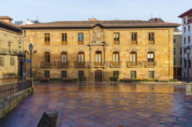 İspanya 'nın Asturias kentindeki Oviedo şehrinin Katedral meydanındaki Valdecarzana Sarayı cephesi 