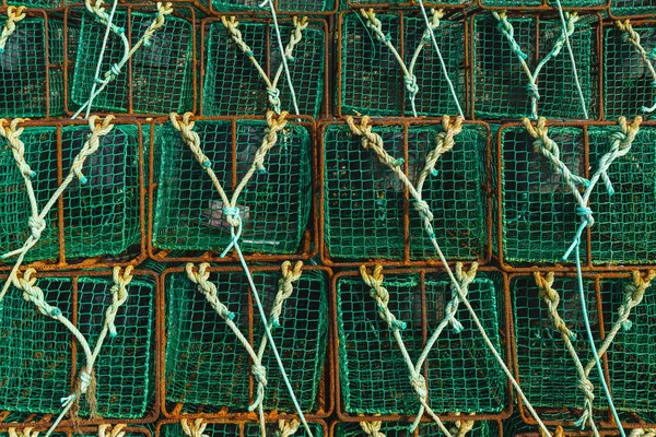 Fallen für die Fischerei, Ausrüstung im Fischereihafen der Stadt Llanes, in Asturien, Spanien. — Stockfoto