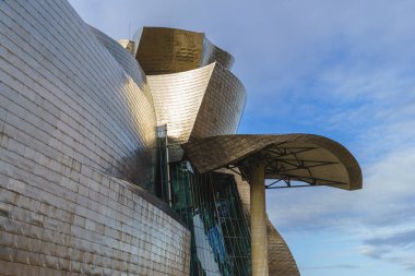 Bilbao, İspanya, 15 Şubat 2022. Guggenheim Modern ve çağdaş Sanatlar Müzesi, Frank Gehry tarafından tasarlandı. 