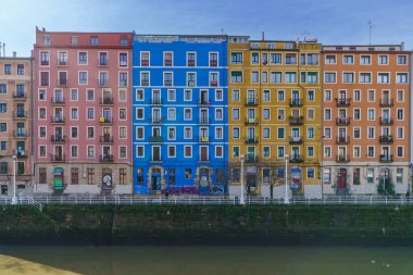 Bilbao, İspanya, 15 Şubat 2022. İspanya 'nın Bilbao kentindeki Nervion nehrinin kıyısındaki tipik binalar.