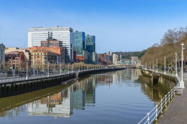 Bilbao, İspanya, 15 Şubat 2022. İspanya 'da Bilbao şehri ve Nervion nehri manzarası