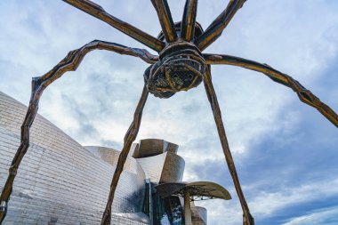 Bilbao, İspanya, 15 Şubat 2022. Bilbao 'daki Guggenheim Müzesi' nde Louise Bourgeois 'in Örümcek Heykeli.