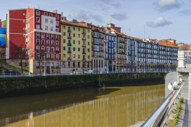 Bilbao, İspanya, 15 Şubat 2022. İspanya 'nın Bilbao kentindeki Nervion nehrinin kıyısındaki tipik binalar.