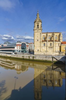 Bilbao, İspanya, 15 Şubat 2022. Bilbao, İspanya 'daki Nervion nehrinin kıyısındaki San Anton Kilisesi.