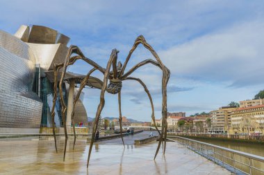 Bilbao, İspanya, 15 Şubat 2022. Bilbao şehrinde Guggenheim binası ve örümcek heykeli 