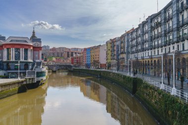 Bilbao, İspanya, 15 Şubat 2022. Bilbao, İspanya 'da Ribera pazarı ve Nervion nehri.