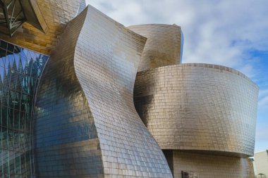 Bilbao, İspanya, 15 Şubat 2022. Guggenheim Modern ve çağdaş Sanatlar Müzesi, Frank Gehry tarafından tasarlandı. 