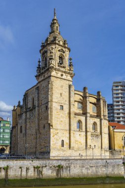 Bilbao, İspanya, 15 Şubat 2022. Bilbao, İspanya 'daki Nervion nehrinin kıyısındaki San Anton Kilisesi.