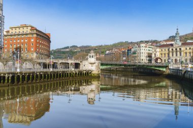 Bilbao, İspanya, 15 Şubat 2022. İspanya 'da Bilbao şehri ve Nervion nehri manzarası
