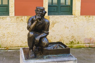 Oviedo, İspanya, 6 Şubat 2022. Heykel Plaza Trascorrales de Oviedo 'da Balık Satıcısı, Asturias' ta Uvieu