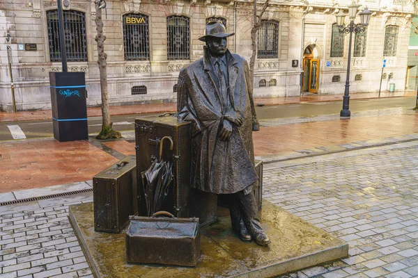 Oviedo, İspanya, 6 Şubat 2022. Oviedo 'da Eduardo Urculo' nun El Viajero heykeli, Asturias 'ta Uvieu.