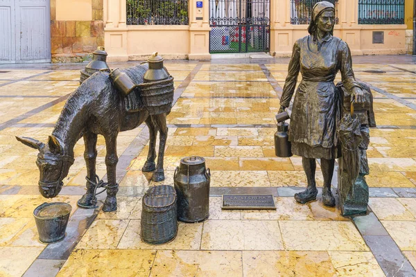 Oviedo, Spain, February 6, 2022. La Lechera sculpture in Plaza Trascorrales de Oviedo, Uvieu in Asturias — Stock Photo, Image