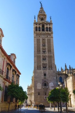 İspanya, Endülüs 'teki Sevilla Katedrali' ndeki Giralda Kulesi