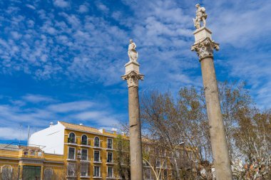 Herkül 'ün Sevilla, Endülüs, İspanya' daki Alameda de Herkül sütunları ve heykelleri. 