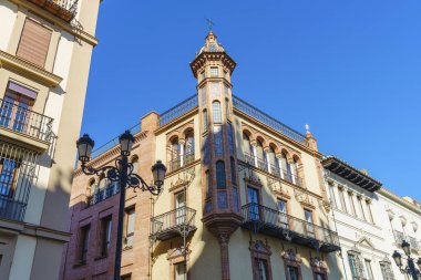 İspanya 'nın Endülüs kentindeki Sevilla şehrindeki modernist bina. 