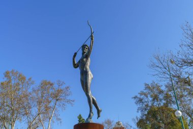 İspanya 'nın Sevilla şehrindeki Avcı Diana heykeli. 