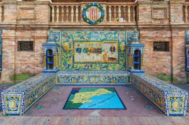 İspanya 'nın Sevilla şehrindeki Plaza de İspanya' nın Tarragona eyaletinin temasıyla seramik fayanslar 