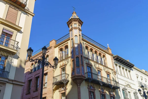 Edifício modernista na cidade de Sevilha, na Andaluzia, Espanha — Fotografia de Stock