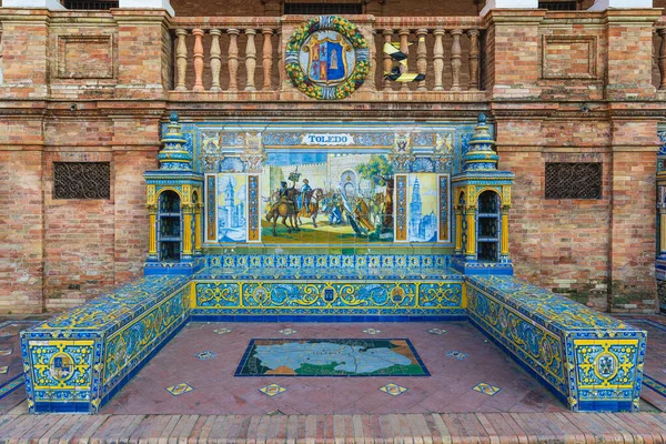 Baldosas cerámicas en la Plaza de España de Sevilla con el tema de la provincia de Toledo, en España — Foto de Stock
