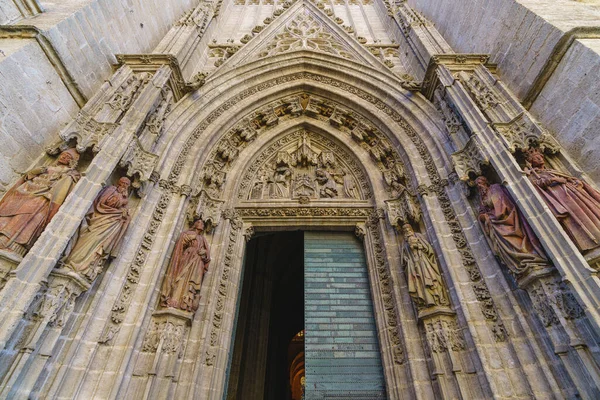 Detalle de la fachada de la Catedral de Sevilla, en Andalucía, España — Foto de Stock