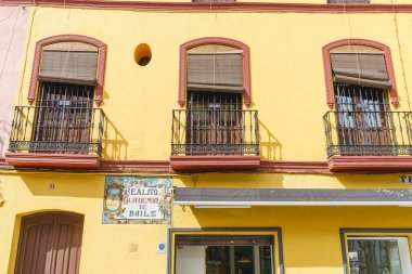 Seville, İspanya, 5 Mart 2022. İspanya, Endülüs 'te Sevilla şehrinin sokaklarında binalar