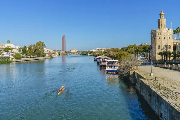 Sewilla, Hiszpania, 6 marca 2022. Rzeka Guadalquivir i Torre del Oro w Sewilli. — Zdjęcie stockowe