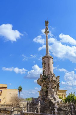 Heykel Triunfo de San Rafael de la Puerta del Puente, Cordoba, İspanya