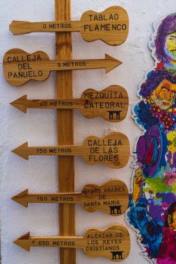 İspanya 'nın Cordoba kentindeki sokak ve anıtların gitar şekilli göstergeleri