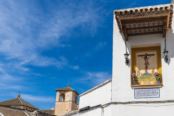 Ecija, Spanien, 9. März 2022. Religiöses Bild auf weißer Fassade der Stadt Ecija, in Sevilla, Spanien — Stockfoto