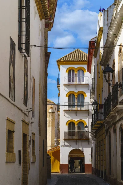 Ecija, İspanya, 9 Mart 2022. İspanya 'nın Sevilla kentindeki Ecija şehrinde bir sokak.