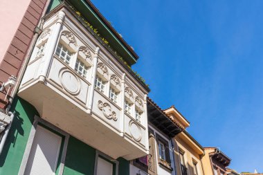 Asturias 'taki Aviles şehrinin caddesinde güzel beyaz balkon.