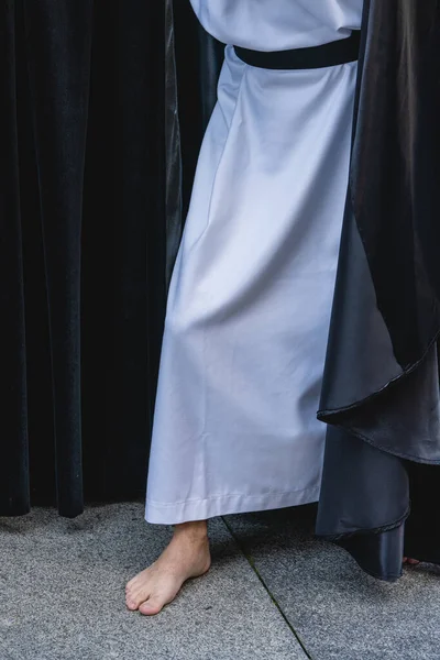 Descalzo desfilando en procesión de Semana Santa en la ciudad de Aviles en Asturias. — Foto de Stock