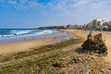 Biarritz, Fransa, 18 Nisan 2022. La Grande Plage, Fransa 'nın Atlantik kıyısındaki Biarritz şehrinin plajı.