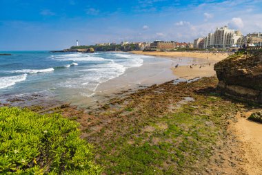 Biarritz, Fransa, 18 Nisan 2022. La Grande Plage, Fransa 'nın Atlantik kıyısındaki Biarritz şehrinin plajı.