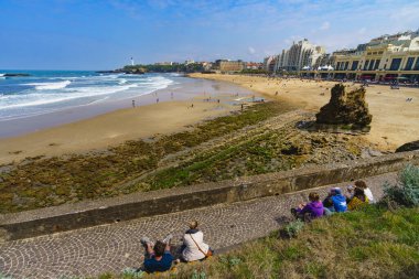 Biarritz, Fransa, 18 Nisan 2022. La Grande Plage, Fransa 'nın Atlantik kıyısındaki Biarritz şehrinin plajı.
