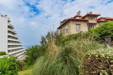 Biarritz, Fransa, 18 Nisan 2022. Fransa 'nın Birarritz şehrinde lüks binalar
