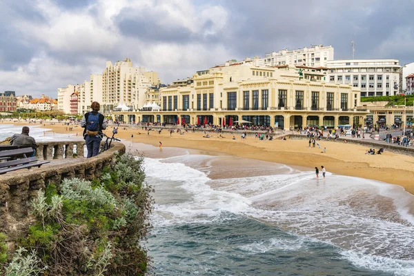 Biarritz, Fransa, 18 Nisan 2022. La Grande Plage, Fransa 'nın Atlantik kıyısındaki Biarritz şehrinin plajı.