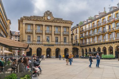 San Sebastian, İspanya, 17 Nisan 2022. İspanya 'nın San Sebastian şehrindeki Plaza de la Constitucion manzarası
