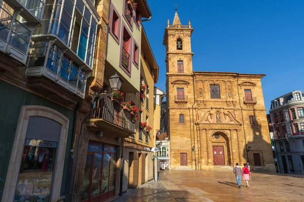 Oviedo, Uvieu, Asturias, İspanya, 29 Ağustos 2021. San Ildelfonso Kilisesi Oviedo, Asturias Belediye Meydanı 'nda.