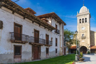 Luanco, Asturias, İspanya, 30 Mayıs 2021. Menendez Pola Sarayı ve Luanco, Asturias 'taki Santa Maria Kilisesi..