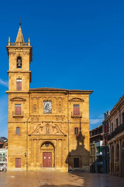 Oviedo, Uvieu, Asturias, Spain, August 29, 2021. Church of San Ildelfonso in the Town Hall Square of Oviedo, Asturias. — Fotografia de Stock