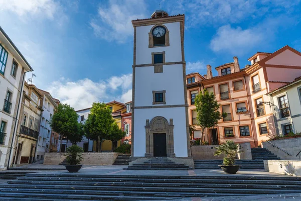 Luanco, Asturias, İspanya, 30 Mayıs 2021. Asturias 'taki Luanco şehrinde saat kulesi ve evler.
