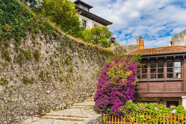 Llanes, Asturias, İspanya, 24 Temmuz 2021. Asturias 'taki Llanes balıkçı köyünde bir sokak..