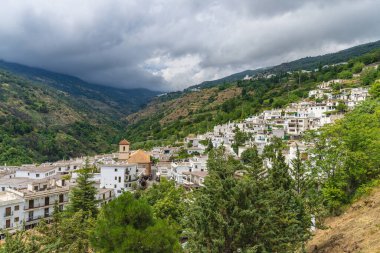 Granada, Endülüs, İspanya 'daki Pampaneira köyünün manzarası